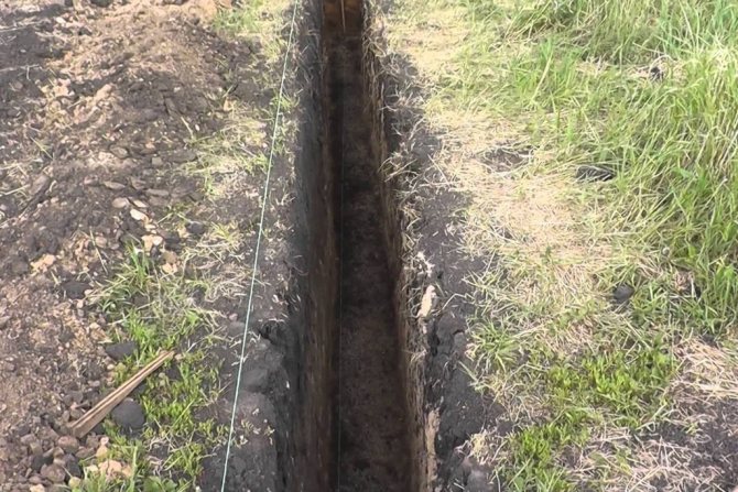 The bottom of the dug trench must be level