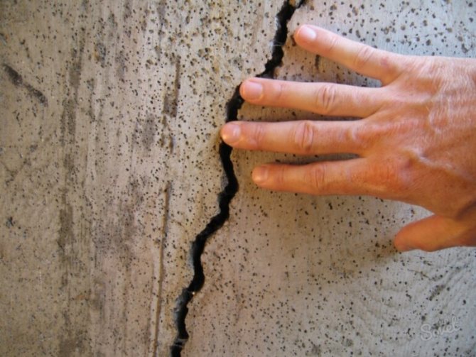 Почему на поверхности бетона появляются трещины и как от них избавиться